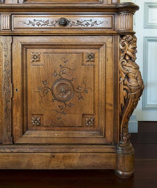 armoire-bibliothèque à deux corps de style néo-Renaissance, détail