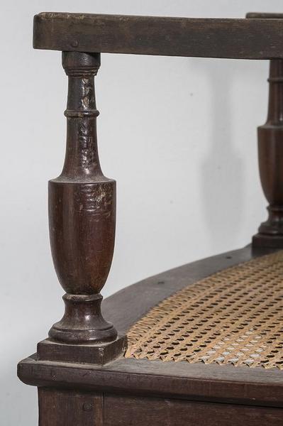 fauteuil à bandeaux, détail - © Ministère de la Culture (France), Conservation des antiquités et objets d'art de La Réunion, tous droits réservés