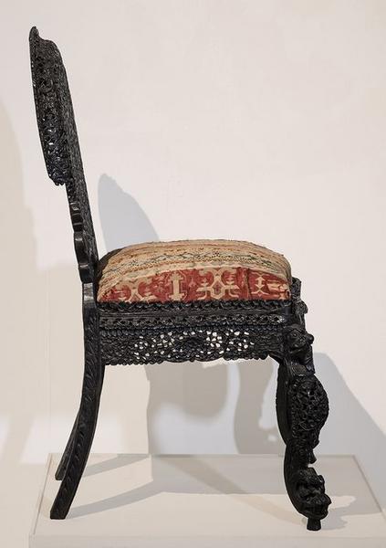 chaise à dossier médaillon, vue générale