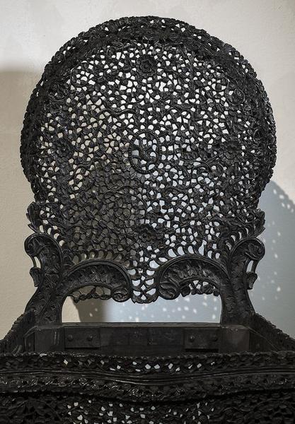chaise à dossier médaillon, vue partielle