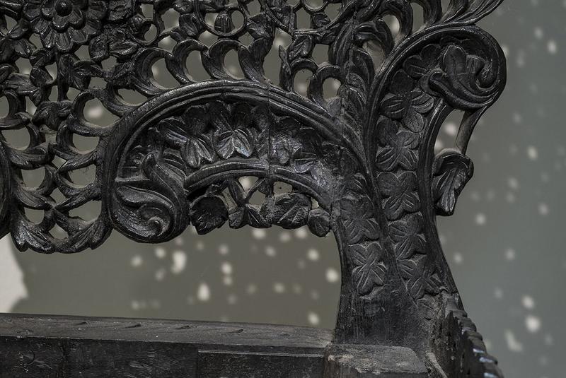 chaise à dossier médaillon, détail