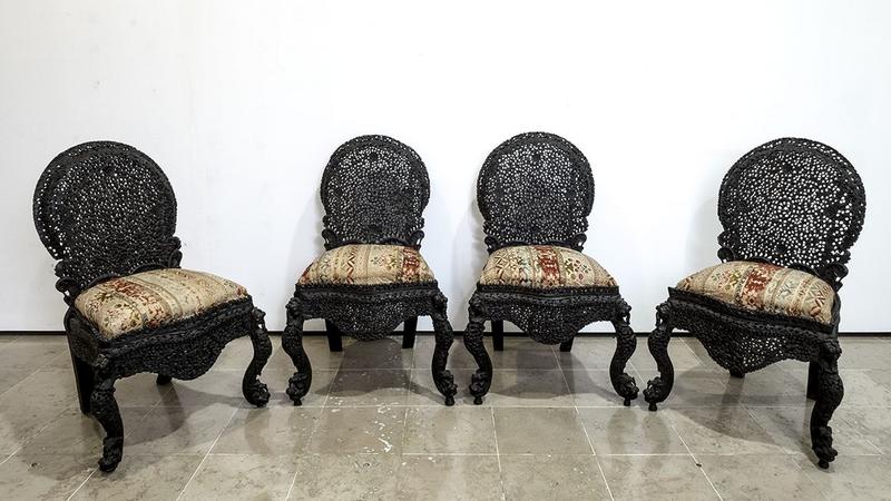 chaises à dossier médaillon, vue générale