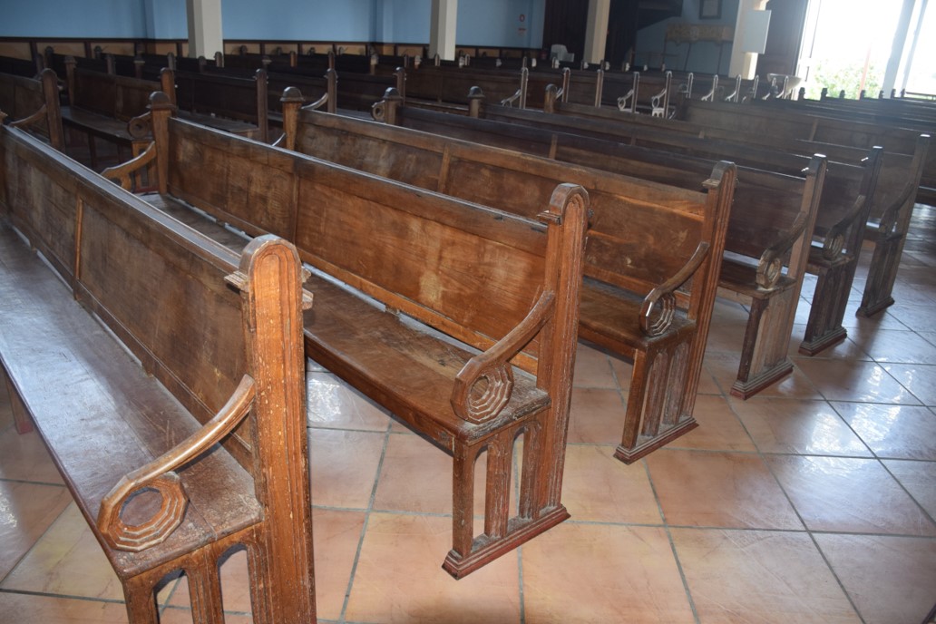 bancs de fidèles appartenant à un ensemble de 72