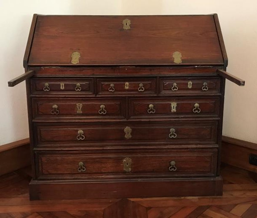 commode secrétaire, vue générale fermée - © Ministère de la Culture (France), Conservation des antiquités et objets d'art de La Réunion – Tous droits réservés