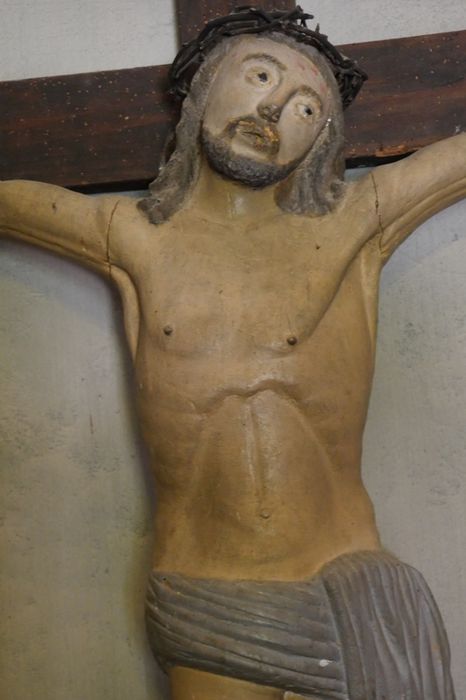 statue : Christ en croix, vue partielle