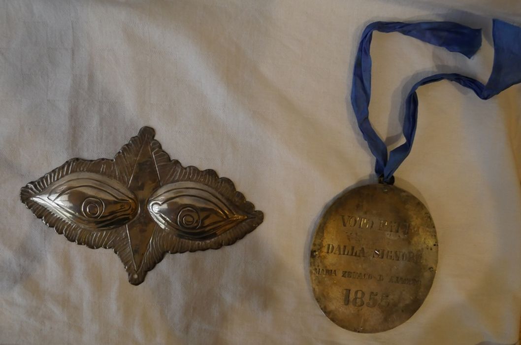 Ex-voto, deux pièces (ex-voto en forme d’œil : grâce reçue de sainte Lucie) - © Ministère de la Culture (France), Conservation des antiquités et des objets d'art de Corse, tous droits réservés