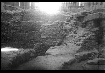 ANGLE SUD OUEST DU CHOEUR, MUR DU CHOEUR DE LA CATHEDRALE CAROLINGIENNE ET DU ROND POINT DU CHOEUR DE LA CATHEDRALE ROMANE