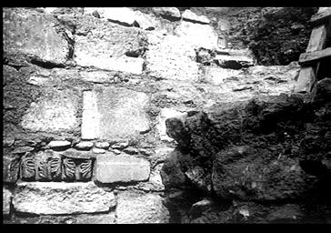 Fouilles du bas-côté sud, éléments de réemploi dans les soubassements de la cathédrale