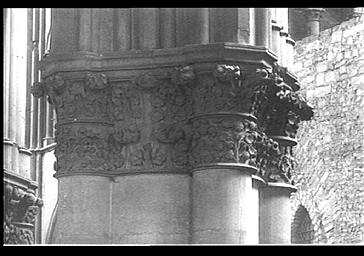 CHAPITEAU SUPPORTANT LES GRANDES ARCADES, SITUE SUR LE TRIFORIUM