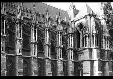 Façade sud et tour ouest du bras sud du transept, vus du sud-ouest