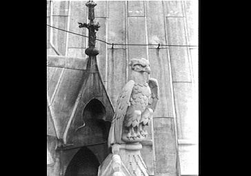 Sculpture d'aigle surplombant la galerie crénelée à l'angle du bras sud du transept et de l'abside