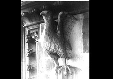 Statue d'aigle de la tour est du bras sud du transept