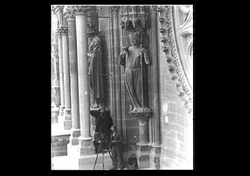 Statue de L'Église à gauche de la rose sur le bras sud du transept