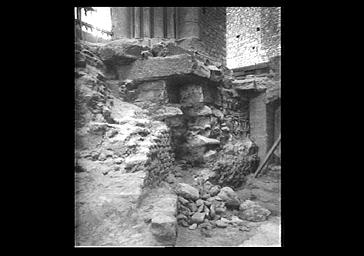 Fouilles de l'angle sud ouest du cHoeur, soubassement de la cathédrale actuelle