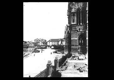 TOUR SUD DE LA FACADE OUEST ET PARVIS, VUE DU PALAIS DU TAU