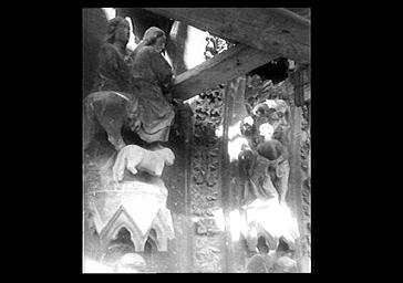 SCULPTURES REPRESENTANT L'ENTREE DU CHRIST A JERUSALEM ET UN APOTRE, LES PERSONNAGES DANS UN ARBRE, SITUEES PORTAIL NORS DE LA FACADE OUEST