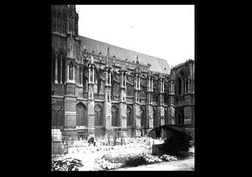 Façade sud et tour ouest du bras sud du transept, vue du sud-ouest