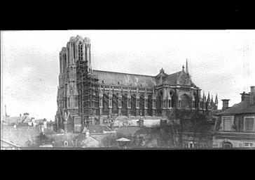 Façade sud en partie en restauration, vue d'ensemble