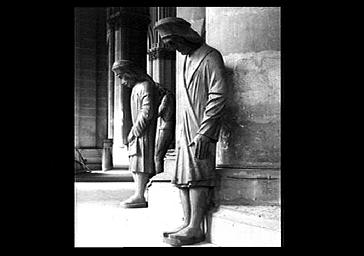 SCULPTURES DE DEUX ATLANTES DU CLOCHER A L'ANGE,  DEPOSEES DANS LE DEAMBULATOIRE DU CHOEUR