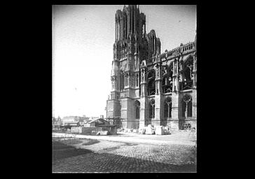 PARTIE DE LA FACADE SUD ET TOURS, VUE SUD EST