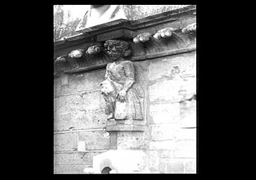 STATUE D'ATLANTE AU DESSUS DE LA TETE D'ARC BOUTANT, COTE SUD DE L'ABSIDE