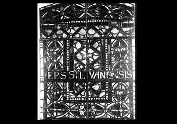 VITRAIL, AVEC L'INSCRIPTION 'EPS'SILVANENSIS'(EVEQUE DE SENLIS), ABSIDE, COTE NORD, FENETRES HAUTES, BAIE 205