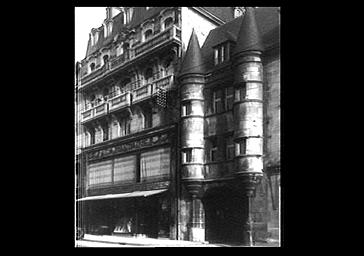 PORTE DE LA COUR DU CHAPITRE, VUE DE TROIS-QUART