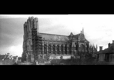 Ensemble vu du sud, partie de la façade en cours de restauration