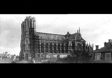 Façade sud en partie en restauration, vue d'ensemble