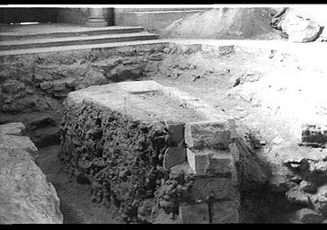 Fouilles du bras nord du transept, collatéral ouest, vu vers le nord, tombe maçonnée de moellons de craie