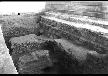 Fouilles du bas-côté nord, murs des cathédrales carolingienne et mérovingienne