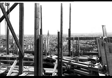 Ville vue depuis le bras sud du transept sous les échafaudages