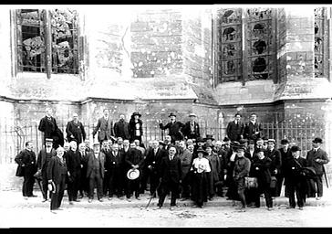 Congrès de la Société française d'archéologie, portrait de groupe devant le chevet