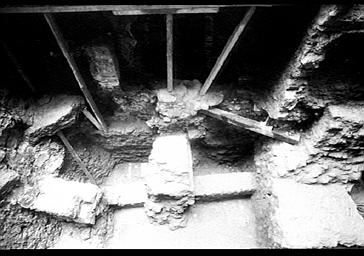 Fouilles du bas-côté nord, angle nord-est de la tranchée, sol de béton rouge avec carreaux de pierre