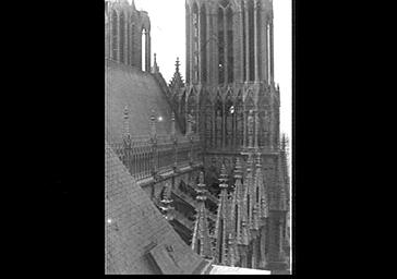 Vue des toits du bras nord du transept, face orientale de la tour nord-ouest