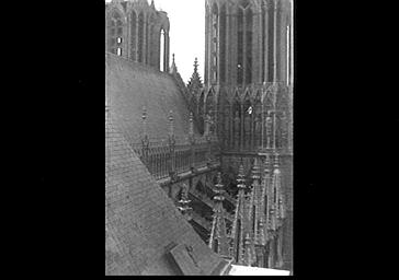 Vue des toits du bras nord du transept, face orientale de la tour nord-ouest