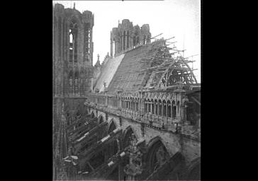 NEF, CHARPENTE EN COURS DE  RECONSTRUCTION, VUE DU SUD EST