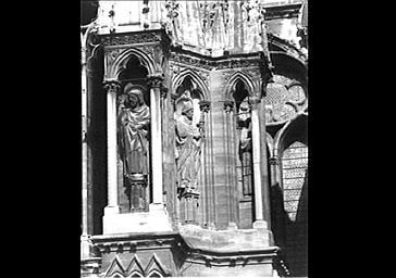 STATUES DE TROIS PERSONNAGES SOUS PINACLES, SITUEES TOUR SUD DE LA FACADE OUEST