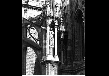 Pinâcle à l'angle de la façade sud et du bras sud du transept