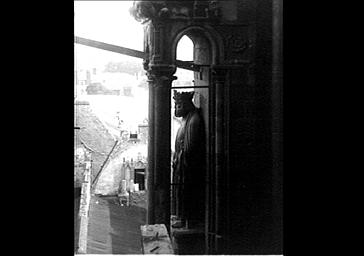 Statue d'un roi sous pinâcle située face est de la tour est du bras sud du transept