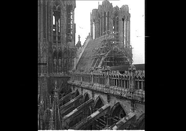 NEF ET TOURS DE LA FACADE OUEST VUES DU SUD EST. CHARPENTE EN COURS DE RECONSTRUCTION