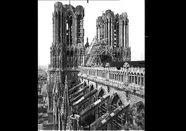 Nef et tours vues du bras sud du transept. charpente en cours de reconstruction