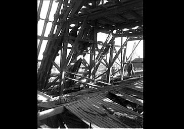 CHARPENTE DE LA NEF (NORD OUEST), EN COURS DE RECONSTRUCTION, VUE DE L'INTERIEUR