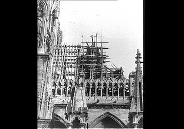 CHARPENTE DE LA NEF EN COURS DE RECONSTRUCTION, VUE VERS L'EST