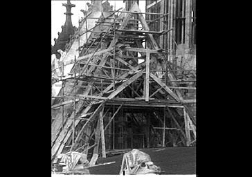 CHARPENTE DE LA NEF A L'OUEST, EN COURS DE RECONSTRUCTION, VUE DU SUD EST