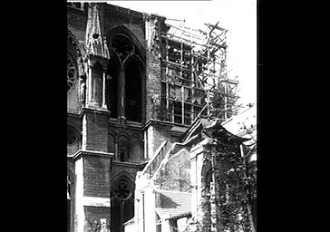 Bras sud du transept, restauration des pinâcles d'arcs boutants, vue du sud-ouest