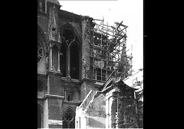 Bras sud du transept, restauration des pinâcles d'arcs boutants, vue du sud-ouest