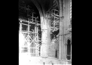 Pile sud-est de la croisée du transept, vue du bras sud du transept (à hauteur du triforium)