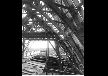 CHARPENTE EN COURS DE RECONSTRUCTION, VUE DE L'INTERIEUR VERS L'EST