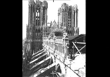 Nef et tours de la façade ouest, charpente en cours de reconstruction, vue du bras sud du transept